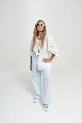 Pantalón pijamero celeste a rayas verticales blancas, de corte palazzo y cintura elástica.