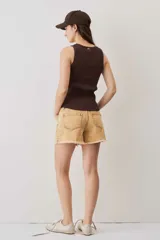 Musculosa blanca de corte clásico, con escote redondo y tirantes anchos.