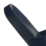 Ojotas tipo slide Adidas Adilette Lite, color azul marino oscuro con la suela y la plantilla del mismo color. La tira superior ancha presenta el logo del trébol (Trefoil) de Adidas Originals en color blanco.