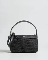Bandolera negra de cuero sintético con cuerpo texturizado estilo red y detalle de logo plateado de la marca en el frente. Cuenta con asa corta de mano y correa larga ajustable.