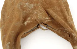 Maxi bolso gris con textura tejida, doble asa de hombro y forma trapezoidal.