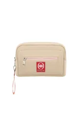 Necessaire de diseño rectangular en color beige, con cierre principal y bolsillo frontal con cierre en tono rosado. Incluye una correa de muñeca desmontable y un parche decorativo con el logo de la marca en el frente.