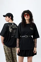 Remera negra de corte holgado con estampado en la espalda de un cóctel y la leyenda 'Lemon Spritz'. En el frente tiene un pequeño estampado con la leyenda 'Spritz and Shine'.