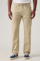 Pantalón de corte regular fit confeccionado en sarga color beige, con tiro medio y cierre frontal con cremallera.