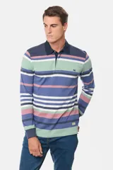 Remera tipo polo de rugby a rayas, confeccionada en tela de jersey con cuello en gabardina lavada y puños en rib. Presenta botones personalizados y bordado en el pecho.
