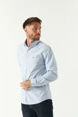 Camisa de manga larga para hombre, color azul claro con microestampado de cuadros. Presenta un corte slim y cuello abotonado.