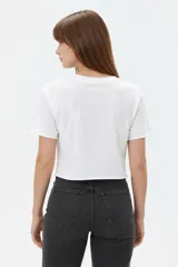 Remera cropped de algodón gris oscuro, con cuello redondo, manga corta y estampa frontal de conejo con estrellas.