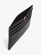 Tarjetero de piel negro de la marca Tommy Hilfiger, con acabado granulado, ranuras exteriores para tarjetas, detalle de cinta tricolor y logo metálico.