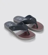 Ojotas Cartago modelo Montreal de dedo, confeccionadas en PVC, con tira anatómica texturizada de color gris oscuro, plantilla con diseño en tonos marrones y grises con rayas, y logo de la marca impreso.