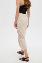Falda midi de viscosa color beige con tajo frontal, tiro alto y diseño evasé.