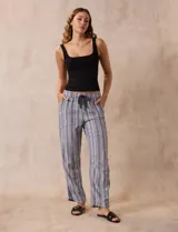 Pantalón celeste de lino marca Dash, con pretina elastizada, lazo de ajuste y bolsillos delanteros y traseros.
