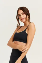 Top deportivo negro con breteles regulables y espalda recta con logo ZN.