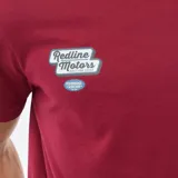 Remera de cuello redondo y manga corta color bordó, con estampado gráfico pequeño en el pecho que incluye logotipos de estilo automotriz.