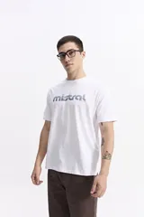 Remera verde militar de manga corta con cuello redondo y logo estampado en el pecho.