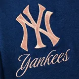 Short de felpa azul marino con cordón ajustable en la cintura de color rosado claro y bordado de los New York Yankees en la pierna derecha.