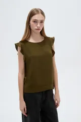 Blusa verde militar de poliéster, con cuello redondo a la base, sin mangas y detalle de volados en los hombros.