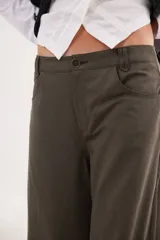 Pantalón de tiro medio con diseño de pierna ancha y cortes curvos que aportan movimiento. Presenta cintura ajustada, bolsillos delanteros y bolsillos plaque en la parte trasera.