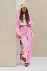 Pantalón holgado de tiro alto color rosado, con cintura elástica fruncida y cordón ajustable delantero.