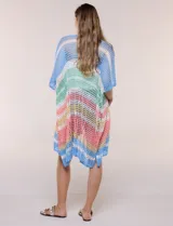 Kimono Do Everything In Love de tejido calado con diseño de rayas horizontales en tonos rosado, verde militar, blanco y salmón. Presenta mangas cortas holgadas y largo midi.