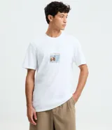 Remera blanca de manga corta y corte comfort, confeccionada en algodón con un pequeño estampado artsy al frente que representa la Mona Lisa dentro de una cámara de fotos.