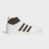 Championes Adidas Jabbar Hi de corte alto, con exterior de cuero blanco, detalles de gamuza marrón en las icónicas tres tiras y en el cuello, y suela de caucho en tono crema.