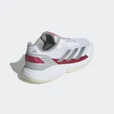 Championes de pádel Adidas modelo Courtquick para mujer, color blanco con las tres tiras en plateado y detalles en fucsia. Diseñados con empeine textil ligero, mediasuela Cloudfoam Plus para amortiguación y suela Adiwear de gran durabilidad.