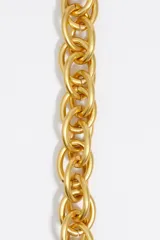 Collar maxi de cadena con eslabones circulares entrelazados de acabado plateado mate y cierre de mosquetón dorado.