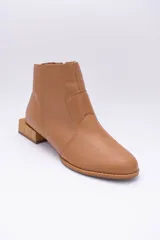 Botín de cuero dorado con punta fina y taco bajo cuadrado de madera.