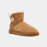 Botas cortas UGG Mini Classic Bailey color marrón claro, con interior de piel de oveja y botón de madera con el logo de la marca.
