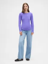 Remera de manga larga confeccionada en tejido tipo waffle, con cuello redondo y ruedo redondeado.