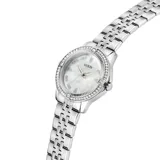 Reloj analógico Guess modelo Colette con caja y malla de acero inoxidable plateado. Presenta una esfera de nácar con índices de cristal y un bisel decorado con cristales brillantes.