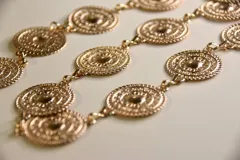 Cinto dorado con chapones redondos con diseño de mandalas.