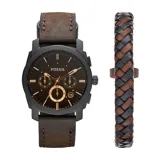 Set de reloj Fossil con caja de acero inoxidable en color negro y esfera marrón, acompañado de una pulsera trenzada de cuero en tonos marrón y negro.