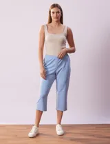 Pantalón tipo capri de algodón en color celeste, con cintura elastizada y bolsillos laterales.
