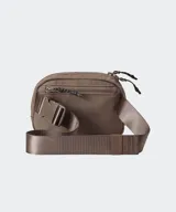 Riñonera Fabletics The Belt Bag de color negro, con cierre de cremallera, correa ajustable y el logotipo de la marca estampado en el frente.