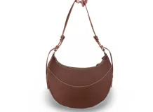 Cartera marrón de cuero sintético con forma de media luna, cierre superior con cremallera y asa corta regulable.