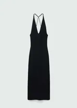 Vestido largo de punto fino color negro, con escote en pico, espalda abierta y tirantes finos. Presenta un diseño entallado con abertura lateral en el bajo.