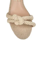 Sandalia de tacón medio color arena, con tiras de soga y ajuste al tobillo con nudo.
