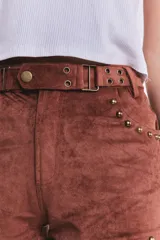 Short de gamuza color marrón con cinturón y tachas doradas.