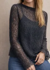 Sweater de punto calado confeccionado en 100% mohair italiano, con cuello redondo y mangas largas. Presenta una textura aireada y delicada con un diseño etéreo y sofisticado.