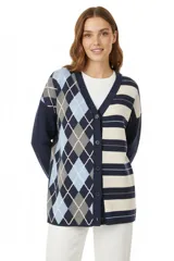 Cardigan de punto con diseño asimétrico, presentando un lado con estampado de rombos (argyle) en tonos azul, celeste y gris, y el otro lado con rayas horizontales en azul y beige. Posee cuello en V, cierre frontal con botones y mangas largas.