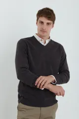 Sweater amarillo de tejido suave tipo cashmere, con escote en V.