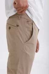 Pantalón de vestir color beige, de corte slim fit.