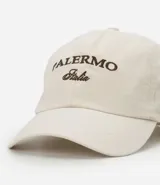 Gorra de sarga color beige con visera curva y bordado frontal con la inscripción Palermo Italia en color marrón.