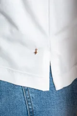 Remera negra de viscosa y elastano, con escote redondo y mangas cortas con volado de tela perforada (broderie).