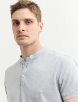 Remera blanca de algodón con cuello mao y media botonadura.