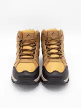 Bota de trekking color negro, con diseño de caña media, confeccionada en materiales sintéticos resistentes y malla transpirable. Cuenta con suela de goma dentada para mayor tracción y cordones reforzados.