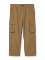 Pantalon cargo color kaki, con bolsillos laterales con solapa, cierre frontal con botón y corte recto.