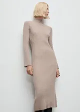 Vestido midi de punto de canalé en color tostado, con cuello Perkins, mangas largas y diseño entallado.