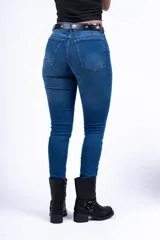 Pantalón de jean azul de tiro alto, corte chupín y calce ajustado.